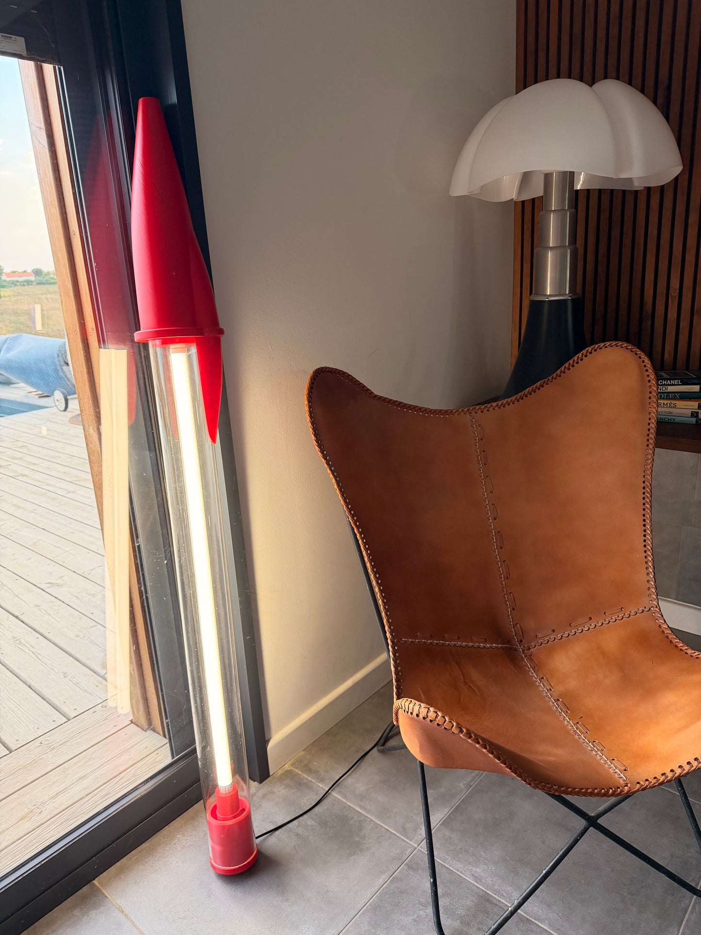 Lampe Stylo Géant Rouge – Néon LED 140 cm