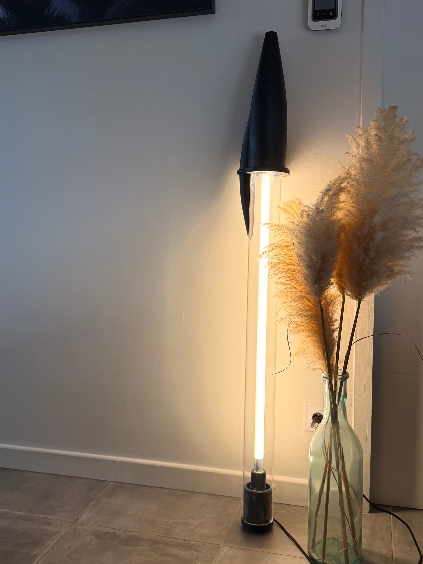 Lampe Stylo Géant NOIR  – Néon LED 140 cm